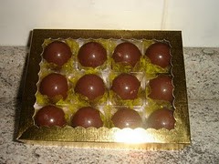 Caixa com dezesseis mini trufas